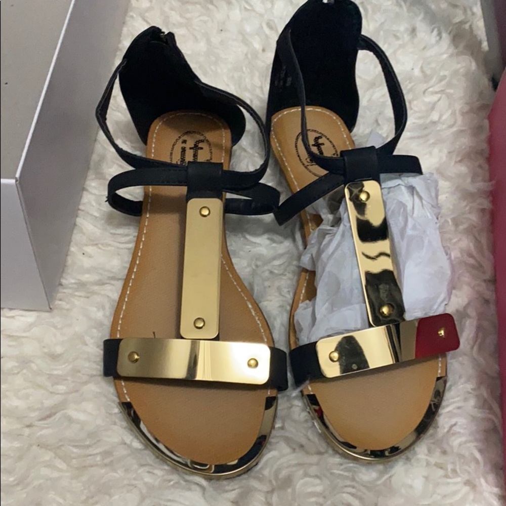 Black sandals with gold metal as design!